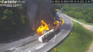 Câmera flagra momento em que caminhão tomba, explode e causa incêndio em rodovia de SC - Foto: Reprodução