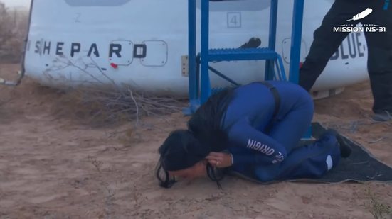 Katy Perry beija o chão após sair da nave. - Katy Perry beija o chão após sair da nave. — Foto: Reprodução/Blue Origin