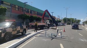 Imagem Motorista perde controle e derruba poste em avenida no Jaraguá