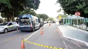 Brasília (DF), 22/05/2025 - Área isolada em frente ao Ministério do Desenvolvimento Social - MDS durante operação que investiga homem com pacote suspeito - Valter Campanato / Agência Brasil