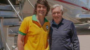 Carlo Ancelotti no embarque para o Brasil ao lado de Diego Fernandes, executivo responsável pela negociação do técnico - Divulgação