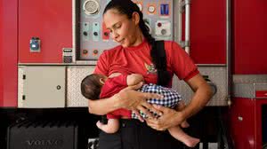 A mamãe Priscilla recebeu acolhimento e apoio dentro do Corpo de Bombeiros - Corpo de Bombeiros