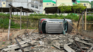 Ocupantes foram retirados do veículo por populares, antes mesmo da chega dos bombeiros - Foto: Cortesia ao TNH1