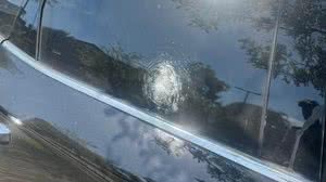 Carro do goleiro Rossi, do Flamengo, foi atingido por tiros em tentativa de assalto, no Rio de Janeiro - Divulgação