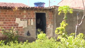 Casa onde a idosa reside com a família, na Ilha de Santa Rita - Foto: Reprodução/TV Pajuçara