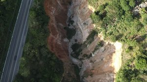 Cratera gigante se formou na Ladeira do Catolé, em Maceió - Foto: Cortesia ao TNH1/ Defesa Civil de Maceió