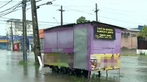 Duas pessoas morrem eletrocutadas em avenida alagada por chuva no Recife - Reprodução / TV Globo