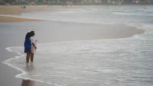 Filhas jogam cinzas de Glória Maria no mar do RJ - Reprodução / Globoplay