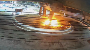 Criminoso responsável pelo incêndio foi registrado pelo videomonitoramento - Foto: Reprodução