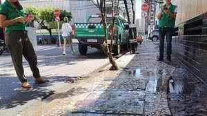 Vazamento de esgoto contamina rede de drenagem, que deságua no mar. - Foto: Arquivo/Operação Línguas Sujas