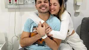 Kelly Maria, esposa de Jonas Almeida, o acompanhou no hospital para a cirurgia de retirado do câncer no pulmão - Reprodução / Instagram