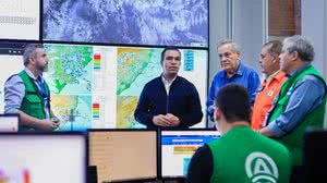 Imagem Na Sala de Alerta, governador em exercício e secretário monitoram situação das chuvas