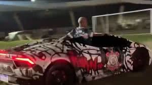 MC Ryan SP dá cavalo de pau no gramado do Barão da Serra Negra com carro adesivado com as cores e o escudo do Corinthians - Reprodução / Redes sociais