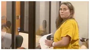 Mulher é presa após agredir criança que a chamou de 'gorda' dentro de avião - Reprodução