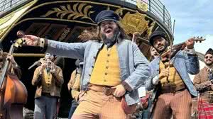 Músicos da banda The Old Time Sailors cantam e dançam vestidos de piratas - Reprodução / Instagram