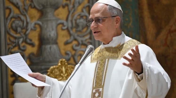 Papa Leão XIV faz fisioterapia respiratória, volta a comer e já caminha, diz Vaticano