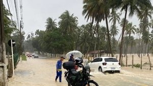 Imagem Vídeo: água da chuva invade Avenida Pierre Chalita