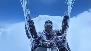 Piloto de parapente é sugado por nuvem, sobrevive e fica coberto de gelo - Reprodução / Instagram @paragear