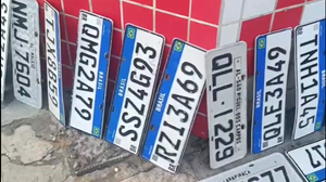Placas de carro recolhidas em cruzamento na Jatiúca após temporal - Foto: Reprodução