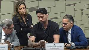 Rico Melquiades mostra a senadores da CPI das Bets como apostar no Jogo do Tigrinho - Reprodução / Agência Senado / Youtube