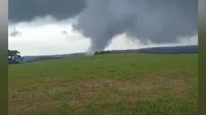 Tornado em Gentil, no norte do RS, em 2024; fenômeno pode atingir alguns estados do país essa semana - Reprodução / X @Piter_Scheue