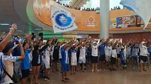 Torcida do CSA faz a festa em aeroporto para recepcionar o time após classificação na Copa do Brasil - Reprodução / Pedro Acioli / TNH1