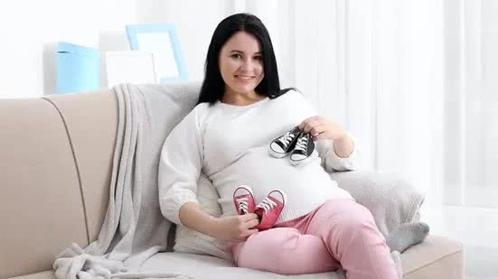 A gravidez gemelar exige um acompanhamento cuidadoso (Imagem: Africa Studio | Shutterstock)