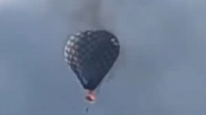 Pessoa fica pendurada em balão em chamas antes de cair - Reprodução / X @XQestendenciaMX