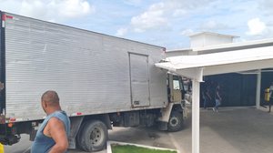 Caminhão atingiu a parte externa da UBS, mas felizmente ninguém se feriu - Foto: Cortesia ao TNH1