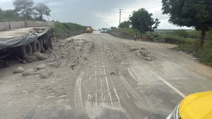 Carga de cimento ficou espalhada na rodovia, o que prejudicou o tráfego de veículos - Foto: Cortesia/BPRv