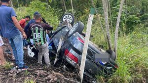Populares fizeram socorro dos ocupantes do veículo - Foto: Reprodução