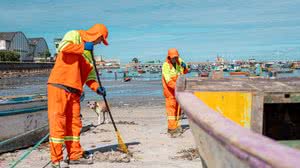 Diariamente, trabalhadores realizam a varrição e a retirada de entulhos descartados de forma irregular na faixa de areia - Célio Junior / Secom Maceió