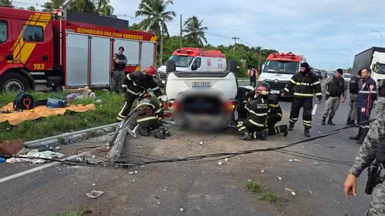 Imagem Carro bateu em poste antes de capotar em Marechal; vítimas foram identificadas