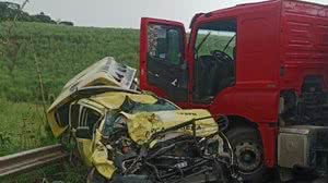 Policiais escaparam de uma tragédia na manhã desta segunda-feira, em Novo Lino. Viatura ficou destruída com o impacto do caminhão - Reprodução