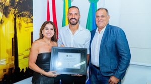 Imagem Na véspera de duelo com CRB, Anselmo Ramon é homenageado em Maceió