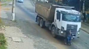 Cadeirante é arrastado por caminhão em estrada e sai sem ferimentos - Reprodução