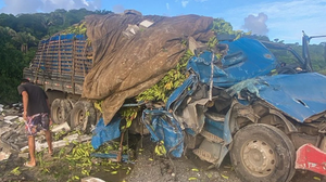 Imagem Caminhões se chocam após um deles tombar e deixa três feridos em Pilar