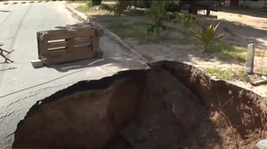 Cratera se formou na Travessa Isabele Gondim, na Jatiúca - Foto: Reprodução/TV Pajuçara