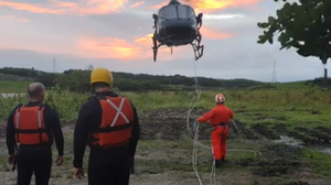 Com o uso da aeronave Falcão 03, a equipe do DEA fez o salvamento de um homem idoso que ficou ilhado em uma área de difícil acesso - Foto: Reprodução