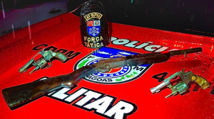 Armas foram levadas à Central de Flagrantes - Foto: Cortesia/PM