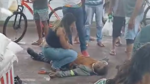 Trabalhador foi amparado por populares - Foto: Reprodução