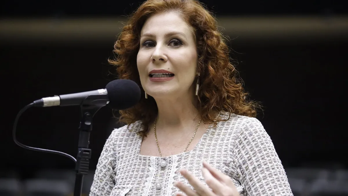 Carla Zambelli renuncia a cargo de deputada, e Motta vai dar posse a suplente