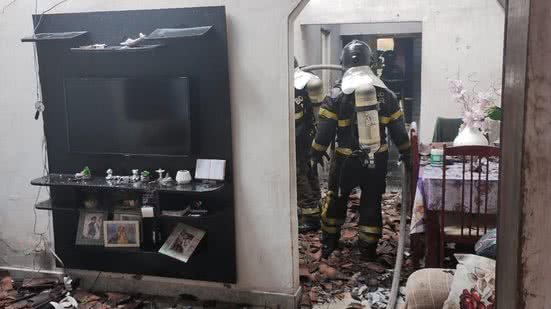 Corpo de Bombeiros combate incêndio em residência e socorre idosa em Maceió - Ascom CBMAL