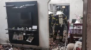 Corpo de Bombeiros combate incêndio em residência e socorre idosa em Maceió - Ascom CBMAL