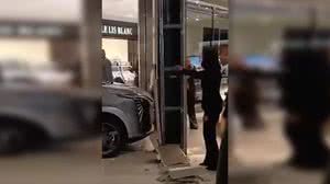 Criança bate carro elétrico de luxo em exposição dentro de shopping - Reprodução / Redes sociais