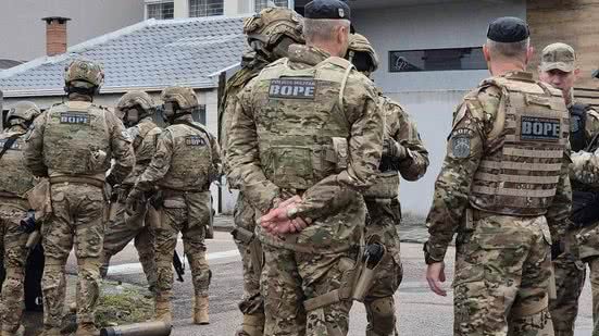 Homem faz ex-companheira e filha de reféns e se entrega após negociação de dez horas no PR - Divulgação / PM-PR