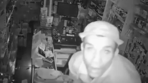 Criminoso ainda tentou desligar a câmera, sem sucesso - Foto: Reprodução