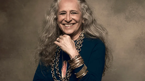 Imagem Quem é a mulher de Maria Bethânia? Casada com a cantora há 8 anos, estilista é mãe de ator de 'Vale Tudo'