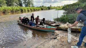 Saint Louis: polícia usa canoa para alcançar último alvo de operação no interior de AL - Divulgação / SSP-AL