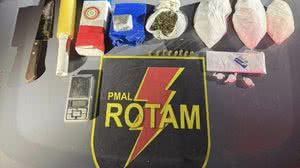 PM apreende 1,8 quilo de drogas durante averiguação de denúncia de tráfico no Farol - Foto: Cortesia/PM